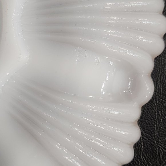 Vintage Anchor Hocking Milk Glass Eggplate With Gold Trim - Picture 7 of 10